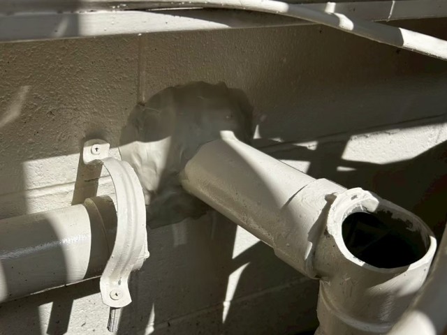 配管穴　パテ埋め